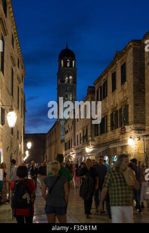 Blick auf belebten Stradun oder Placa, die Hauptstraße in der Altstadt von Dubrovnik, Kroatien, in der Nacht. Stockfoto