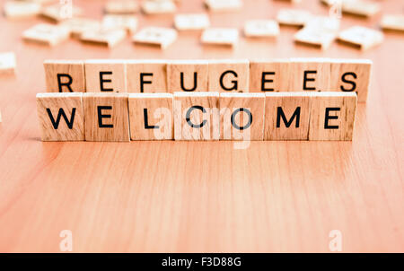 Flüchtlinge Begrüßungstext auf Holzfliesen Buchstaben Stockfoto