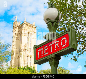 Berühmten Paris u-Bahn unterzeichnen am Eingang zum Bahnhof Stockfoto