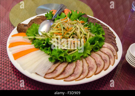 Chinesische Salatteller mit Quallen, Rindfleisch, Schweinefleisch und Gemüse Stockfoto