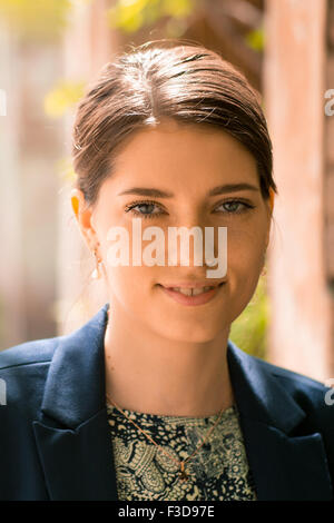 Porträt der schönen jungen Frau draussen zu Stockfoto