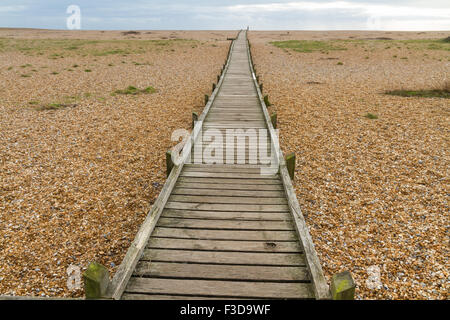 Konvergierenden Holzsteg, Holzplanken. Chesil Beach, Weymouth, Dorset, England, Vereinigtes Königreich. Dungeness, Kent, England, Un Stockfoto