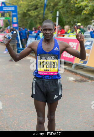 Schottland, Großbritannien. 4. Oktober 2015. Moses Kipsiro gewinnt den großen schottischen laufen 2015, in Glasgow. Bildnachweis: Robin McConnell/Alamy Live-Nachrichten Stockfoto