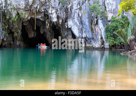 Puerto Princesa, Philippinen - Januar 11,2015: Touristen auf Boot am Eingang des Underground River, eines der neuen Se Stockfoto