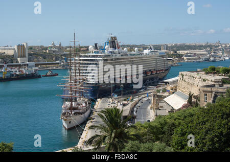 Zwei verschiedene Arten von kreuzfahrtschiff Grand Harbour in Valletta zu sehen. Die Tall Ship Sea Cloud, die tragen bis zu 64 Passagiere. Stockfoto