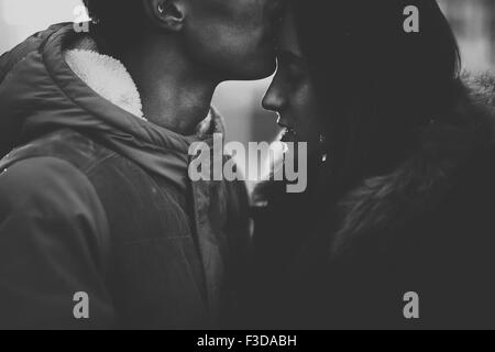 Nahaufnahme der verliebte Paar, Mann küsst eine Frau. Verwendet Filter Instagram schwarz-weiß-Foto. Stockfoto