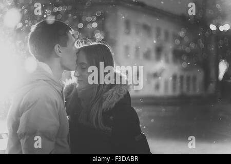 Nahaufnahme der verliebte Paar, Mann küsst eine Frau. Verwendet Filter Instagram schwarz-weiß-Foto. Stockfoto