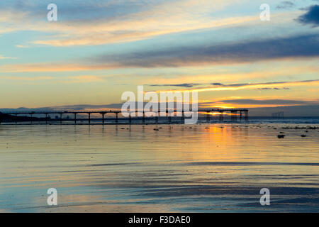 Saltburn Pier und nassen Strand bei Sonnenuntergang Stockfoto