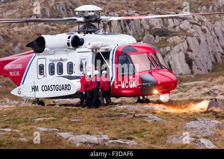 Als die Dämmerung hereinbricht, Ort in Ogwen Valley Mountain Rescue Team-Mitglieder eine Walker in den Hubschrauber in der Nähe von Tryfan verletzt Stockfoto