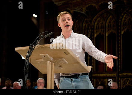 Manchester, UK. 5. Oktober 2015. Journalist Owen Jones spricht die Leute Post Rally Veranstaltung in Manchester Kathedrale. Bildnachweis: Russell Hart/Alamy Live-Nachrichten. Stockfoto