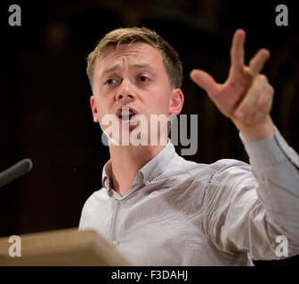 Manchester, UK. 5. Oktober 2015. Journalist Owen Jones spricht die Leute Post Rally Veranstaltung in Manchester Kathedrale. Bildnachweis: Russell Hart/Alamy Live-Nachrichten. Stockfoto