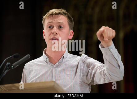 Manchester, UK. 5. Oktober 2015. Journalist Owen Jones spricht die Leute Post Rally Veranstaltung in Manchester Kathedrale. Bildnachweis: Russell Hart/Alamy Live-Nachrichten. Stockfoto