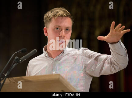 Manchester, UK. 5. Oktober 2015. Journalist Owen Jones spricht die Leute Post Rally Veranstaltung in Manchester Kathedrale. Bildnachweis: Russell Hart/Alamy Live-Nachrichten. Stockfoto