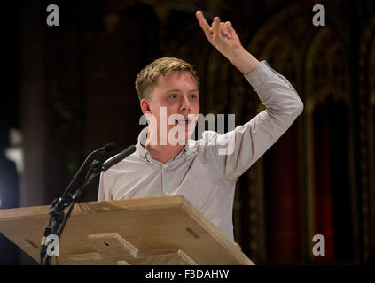 Manchester, UK. 5. Oktober 2015. Journalist Owen Jones spricht die Leute Post Rally Veranstaltung in Manchester Kathedrale. Bildnachweis: Russell Hart/Alamy Live-Nachrichten. Stockfoto