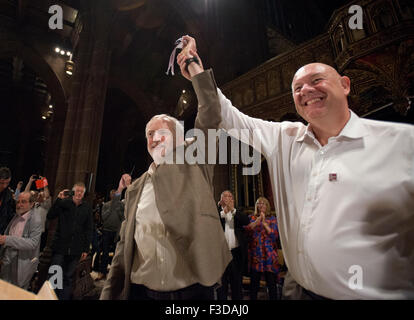 Manchester, UK. 5. Oktober 2015. Dave Ward, General Secretary von der Kommunikation Workers Union (CWU) (rechts), grüßt Arbeitspartei Führer Jeremy Corbyn vor Corbyn sprach die Leute Post Rally Veranstaltung in Manchester Kathedrale. Bildnachweis: Russell Hart/Alamy Live-Nachrichten. Stockfoto