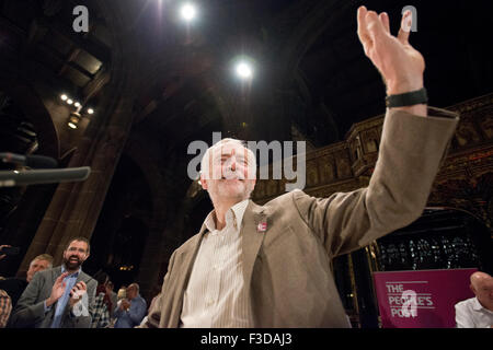 Manchester, UK. 5. Oktober 2015. Labour-Partei Führer Jeremy Corbyn Wellen vor dem sprechen auf die Leute Post Rally Veranstaltung in Manchester Kathedrale. Bildnachweis: Russell Hart/Alamy Live-Nachrichten. Stockfoto