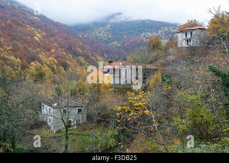 Herbstliche Landschaft mit alten traditionellen Stein Häuser in Skotina Dorf in der Nähe von Olymp in Griechenland Stockfoto