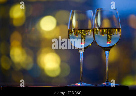 Zwei Weingläser mit Weißwein Stockfoto