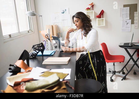 Junge Frau, die im Büro arbeiten Stockfoto