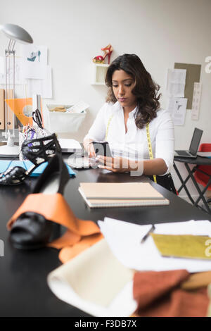 Junge Frau, die im Büro arbeiten Stockfoto