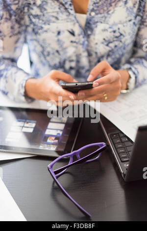 Junge Frau, die im Büro arbeiten Stockfoto