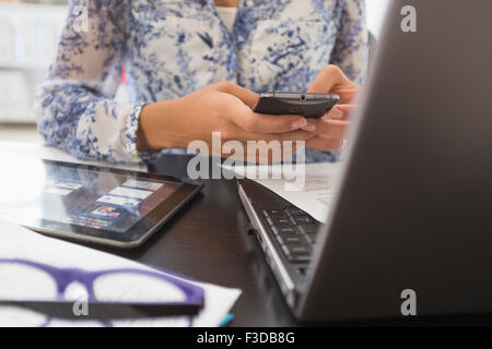 Junge Frau, die im Büro arbeiten Stockfoto