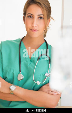 Junge Ärztin im Krankenhaus Stockfoto