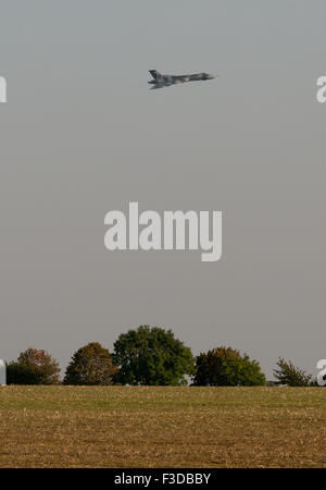 Shuttleworth, Betten, UK. 4. Oktober 2015. Avro Vulcan Bomber letzte Luft im Flug in der Luft zeigen am 4. Oktober 2015 Shuttleworth, Old Warden Park, Bedfordshire, UK anzeigen Bildnachweis: Tim Walton/Alamy Live-Nachrichten Stockfoto