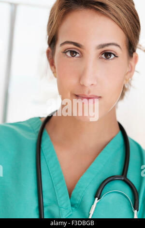 Junge Ärztin im Krankenhausflur Stockfoto