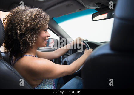 Junge Frau Steuerwagen Stockfoto