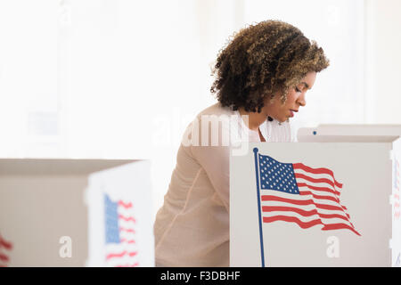 Junge Frau Vorbereitung Wahlkabine