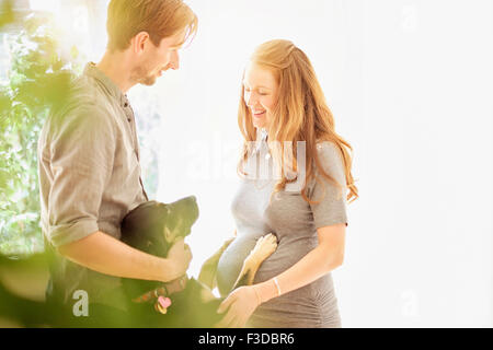Mid-Adult paar spielen mit Hund Stockfoto
