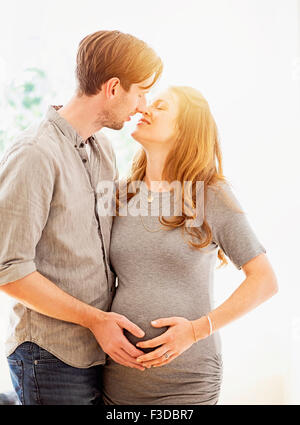 Mid-Adult paar küssen im freien Stockfoto