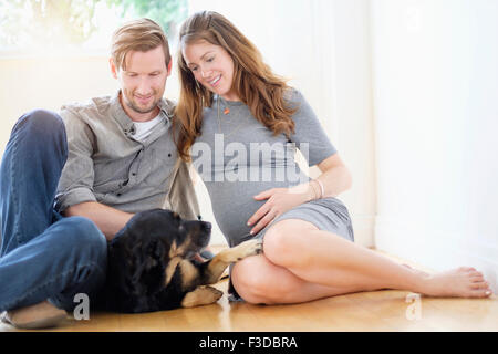 Paar mit Hund auf Etage entspannen Stockfoto