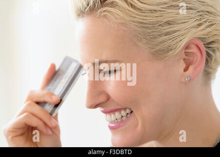 Junge Frau Taschengeld Stockfoto