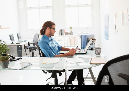 Mitte des erwachsenen Menschen arbeiten im Büro Stockfoto