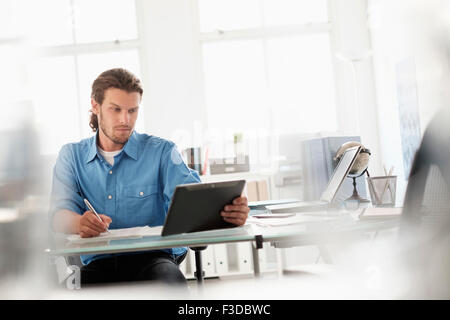 Mittleren Erwachsenenalter Geschäftsmann arbeiten im Büro Stockfoto