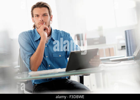 Porträt des mittleren Erwachsenenalter Geschäftsmann arbeiten im Büro Stockfoto