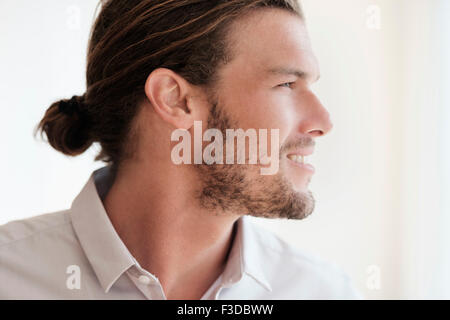 Mid-Adult Mann wegsehen Stockfoto