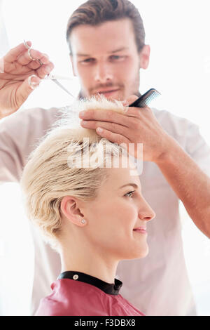 Friseur schneiden das Haar der Frau Stockfoto