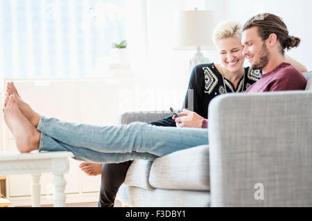 Paar, Lachen auf sofa Stockfoto