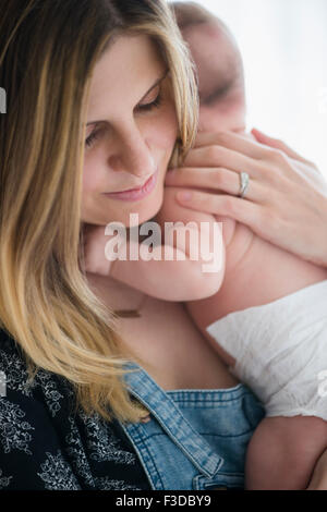 Mutter Babymädchen (2-5 Monate) im Arm halten Stockfoto