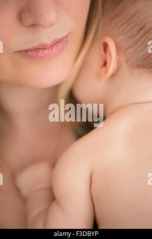 Mutter tröstende Babymädchen (2-5 Monate) Stockfoto