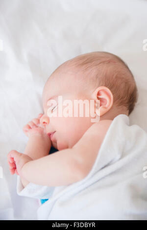 Babymädchen (2-5 Monate) schläft auf Bett Stockfoto