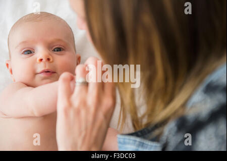 Mutter tröstende Babymädchen (2-5 Monate) Stockfoto