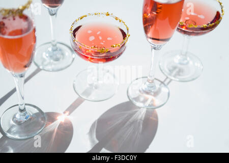 Verschiedene Weingläser auf weiß Stockfoto