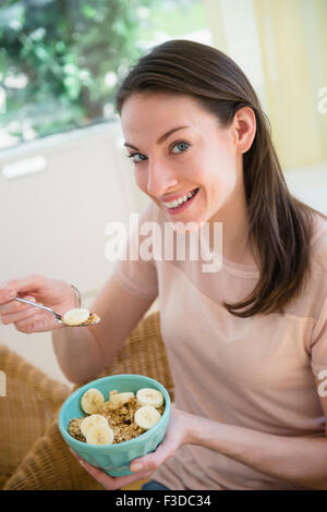 Frau zu Hause essen gesundes Frühstück Stockfoto