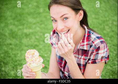Porträt der Frau essen Eiscreme-Kegel Stockfoto