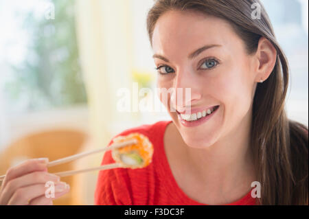 Porträt der Frau Sushi-Essen Stockfoto