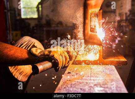 Nahaufnahme der Schweißer arbeiten Stockfoto